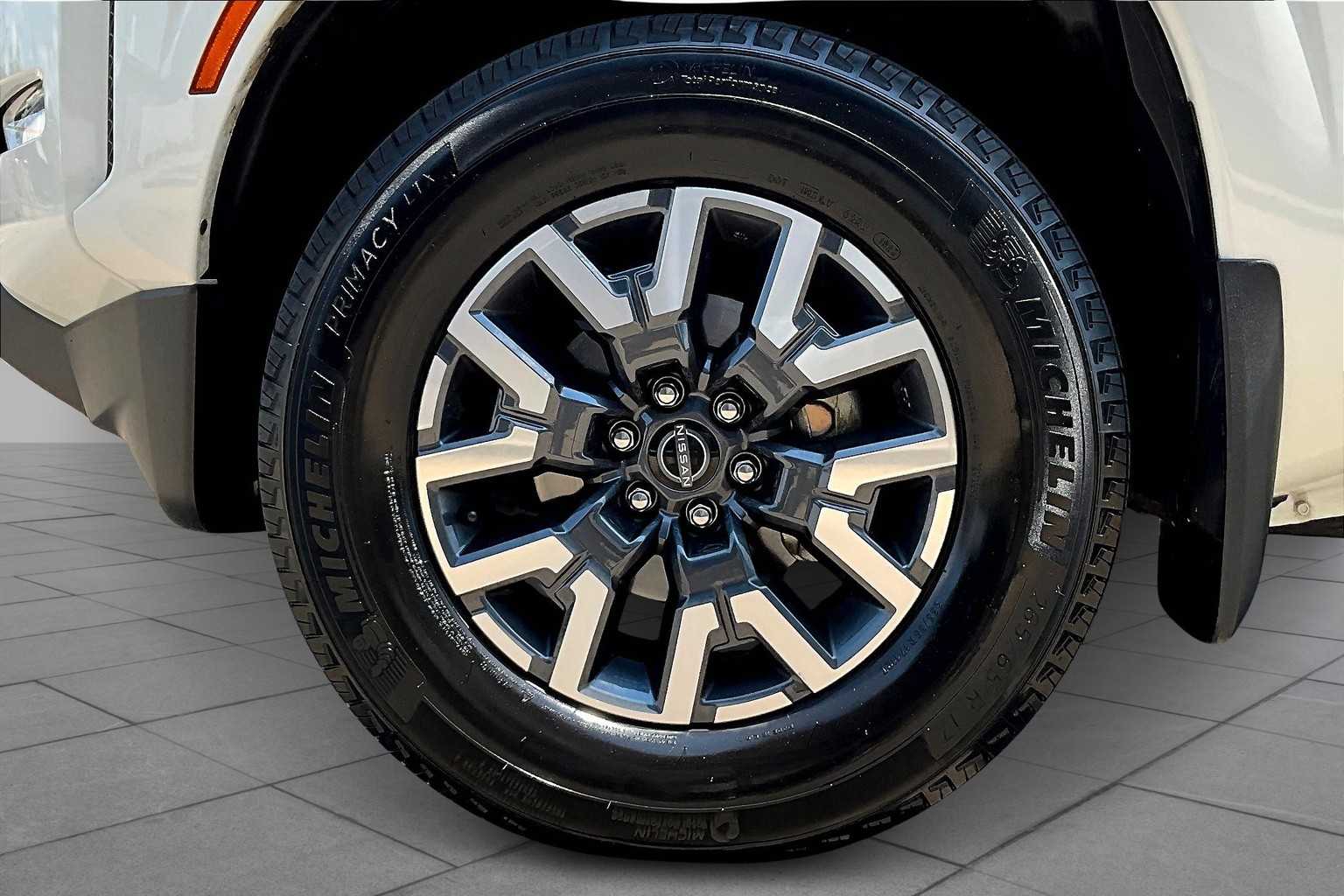 2024 Nissan Frontier SL photo 9