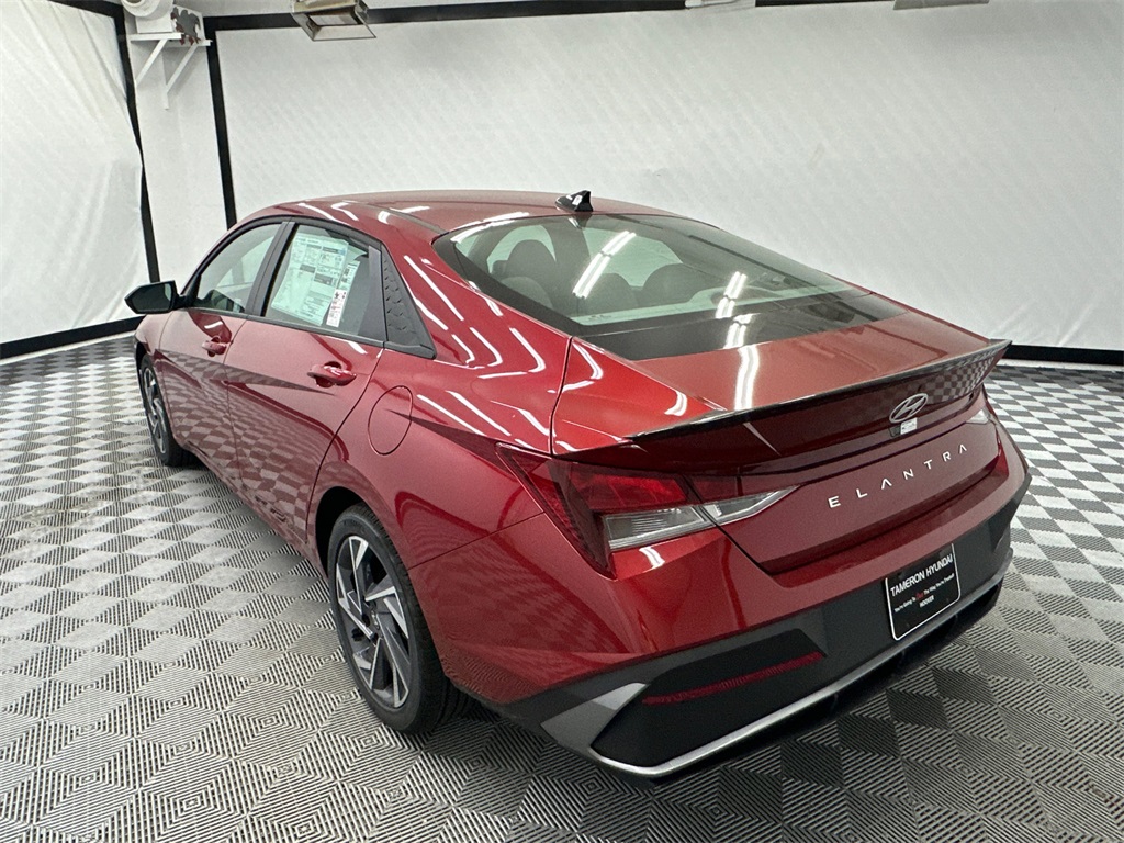 2025 Hyundai Elantra SEL Sport photo 3