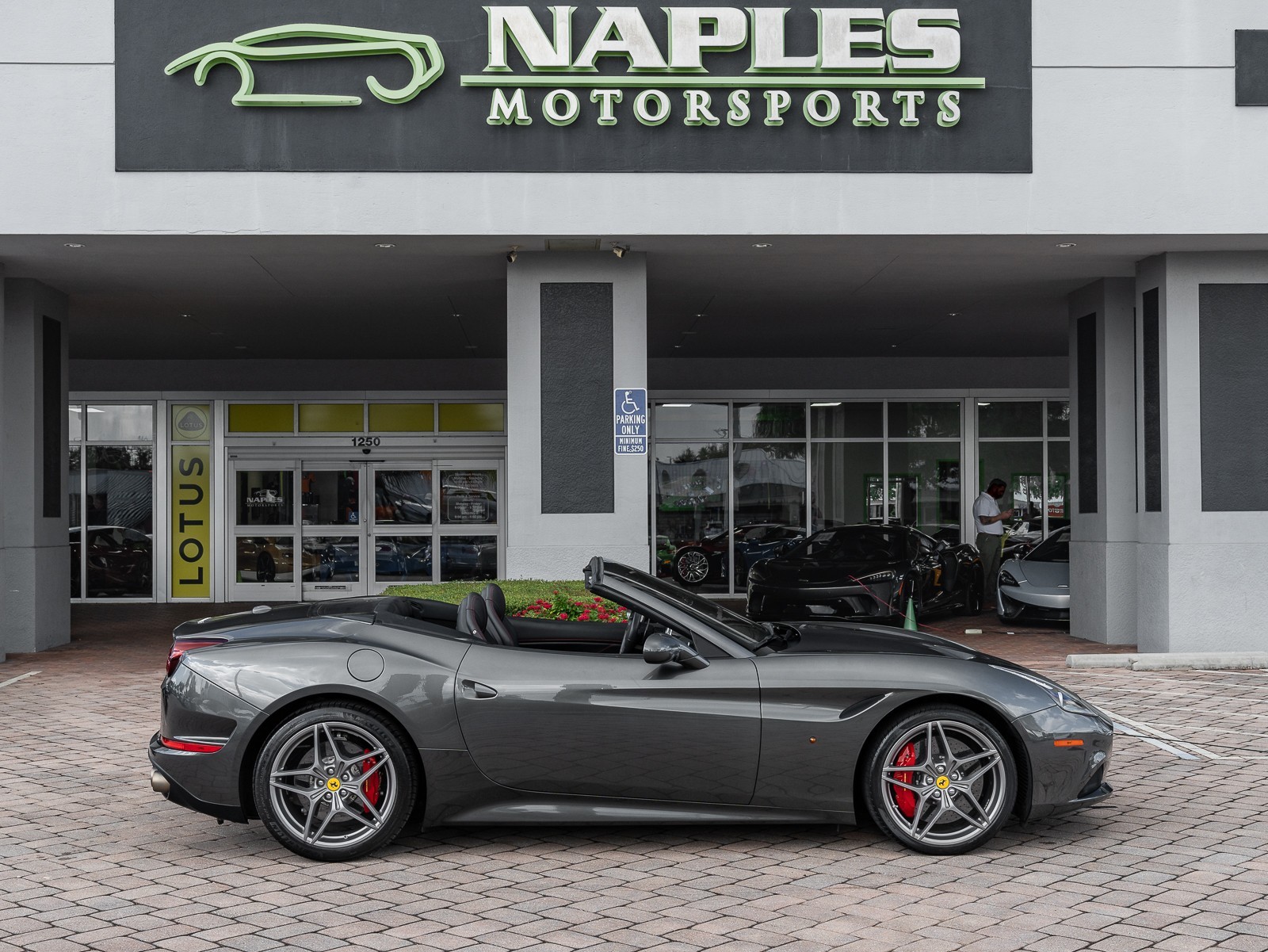 2015 Ferrari California T photo 39