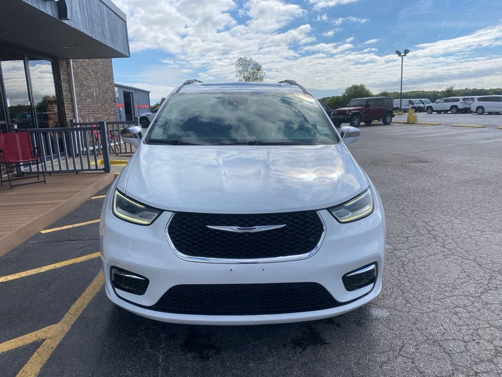 2022 Chrysler Pacifica Limited photo 3