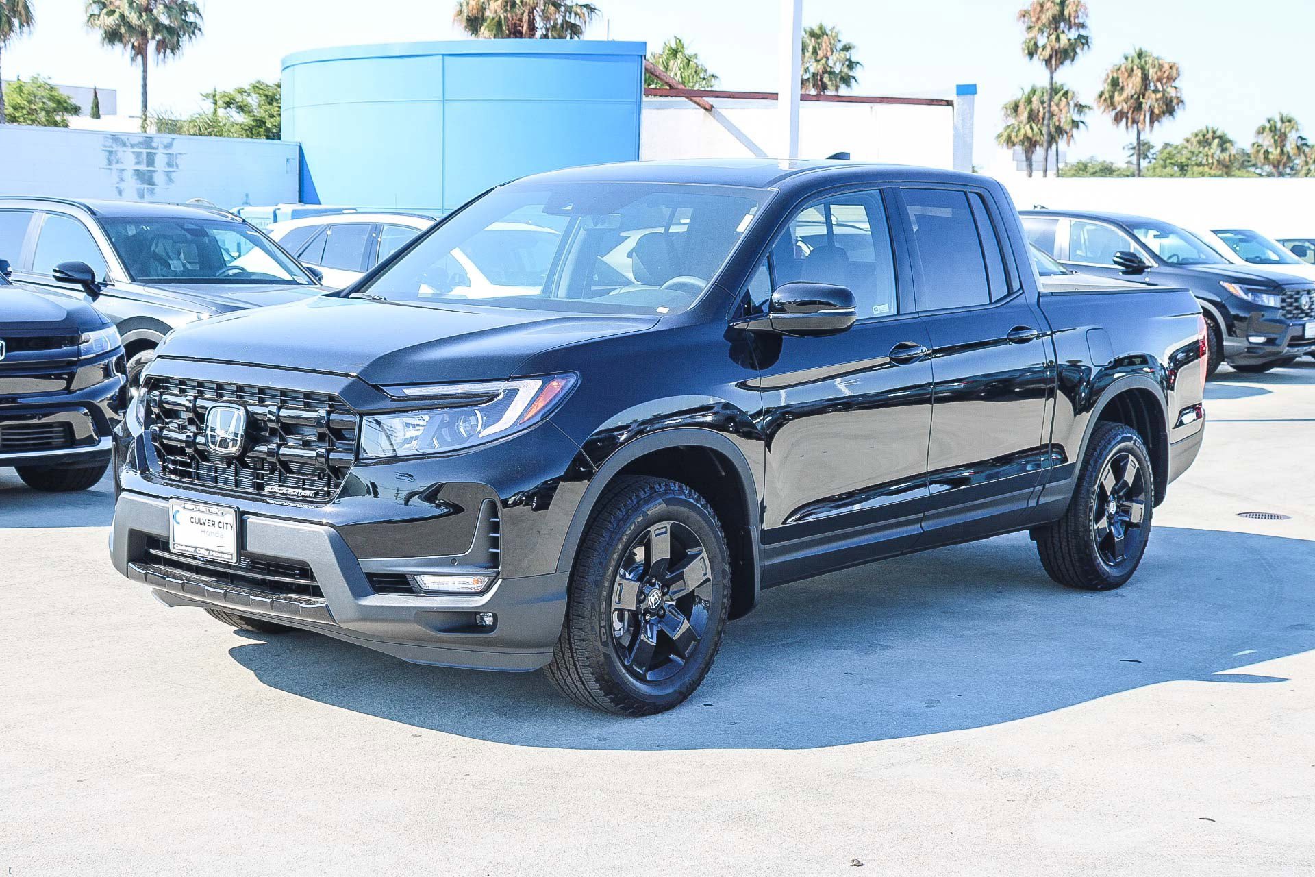 2025 Honda Ridgeline Black Edition photo 2