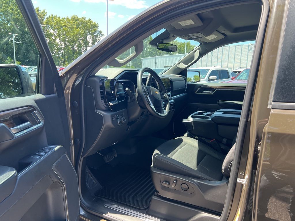 2023 Chevrolet Silverado 1500 LT photo 2
