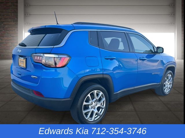 2022 Jeep Compass Latitude Lux photo 3