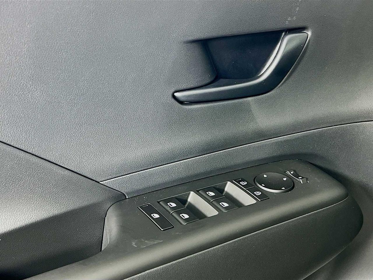 2026 Hyundai Kona SE photo 2