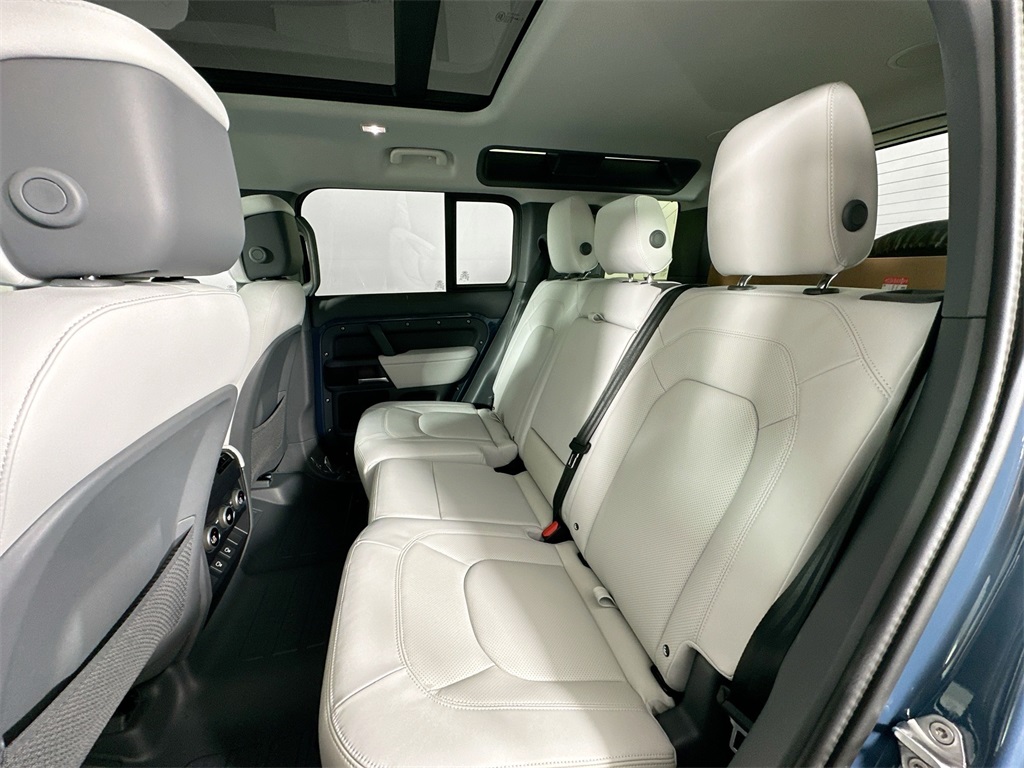 2025 Land Rover Defender 110 X-Dynamic SE photo 18