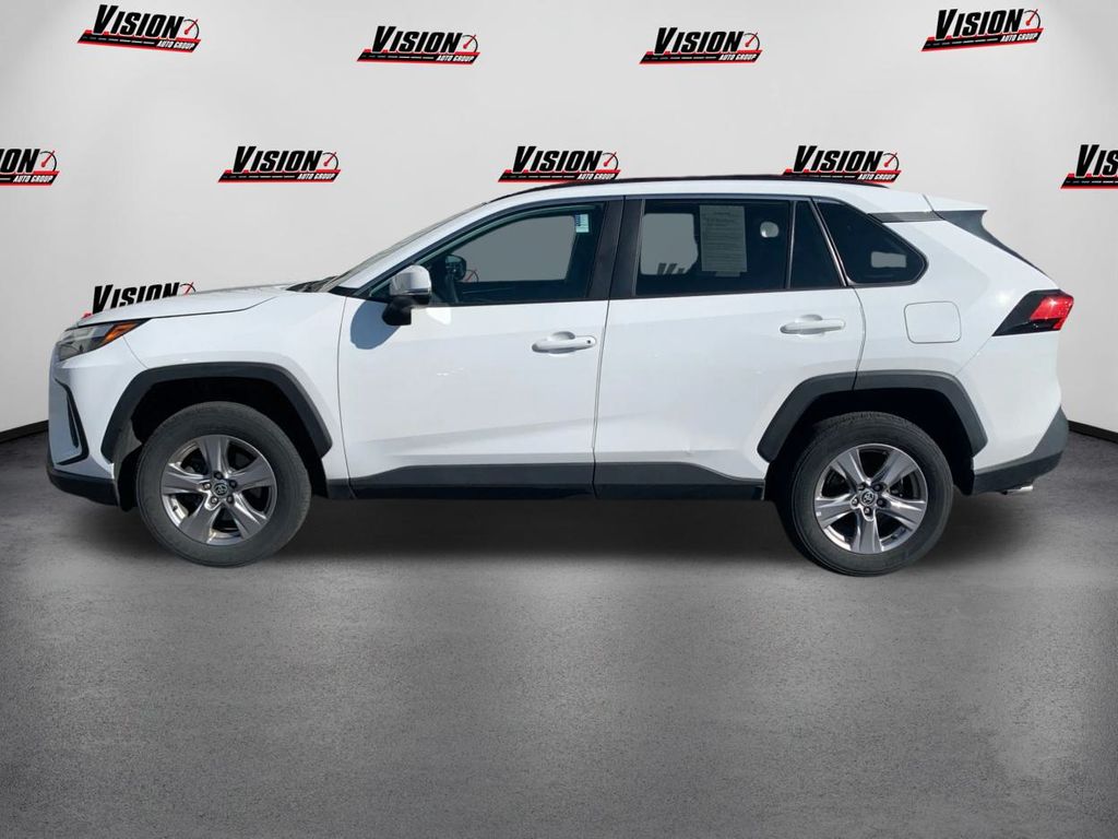2022 Toyota RAV4 XLE photo 8