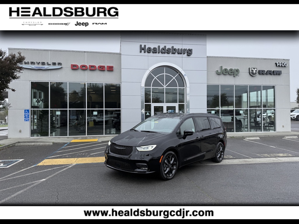 2026 Chrysler Pacifica Limited's photo