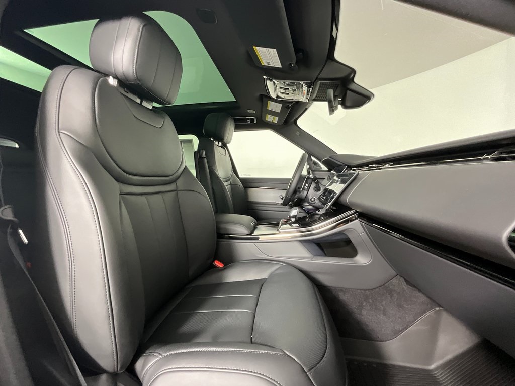 2025 Land Rover Range Rover Sport SE photo 3