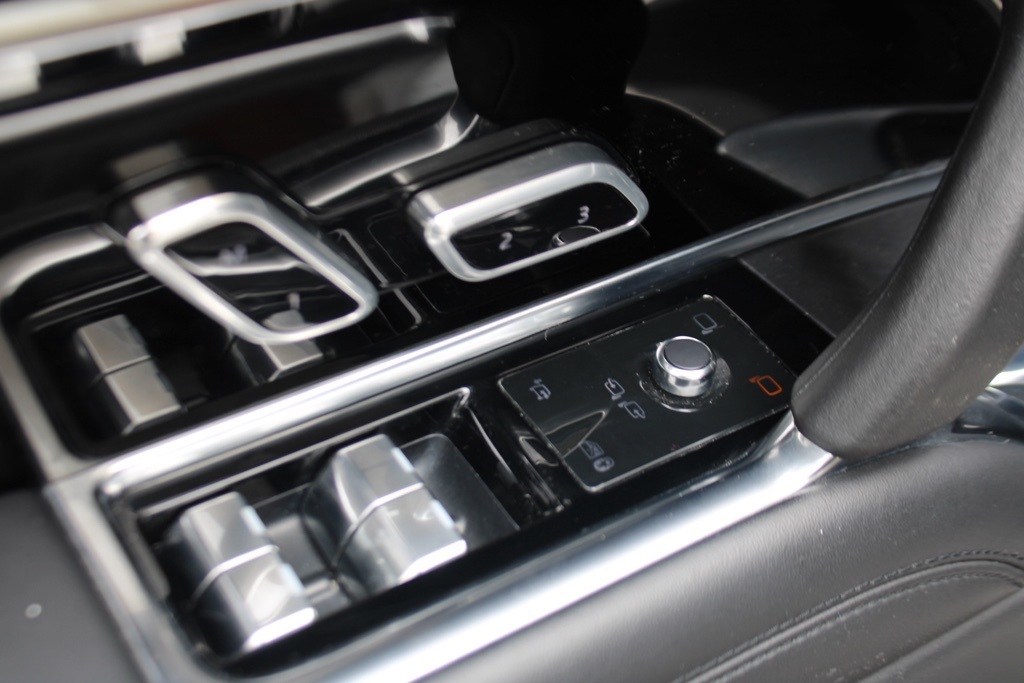 2023 Land Rover Range Rover SE photo 11