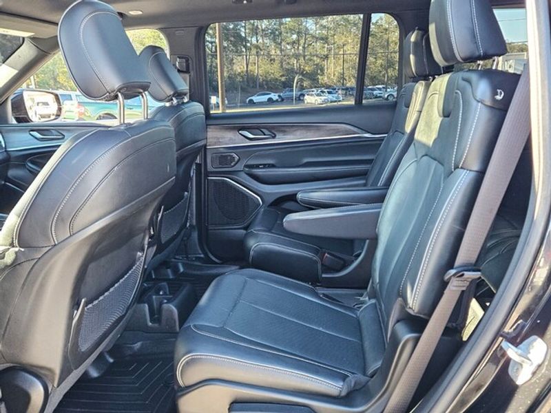 2023 Jeep Grand Cherokee Overland photo 3