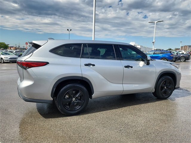 2021 Toyota Highlander LE photo 2