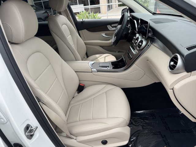 2022 Mercedes Benz GLC 300 photo 6