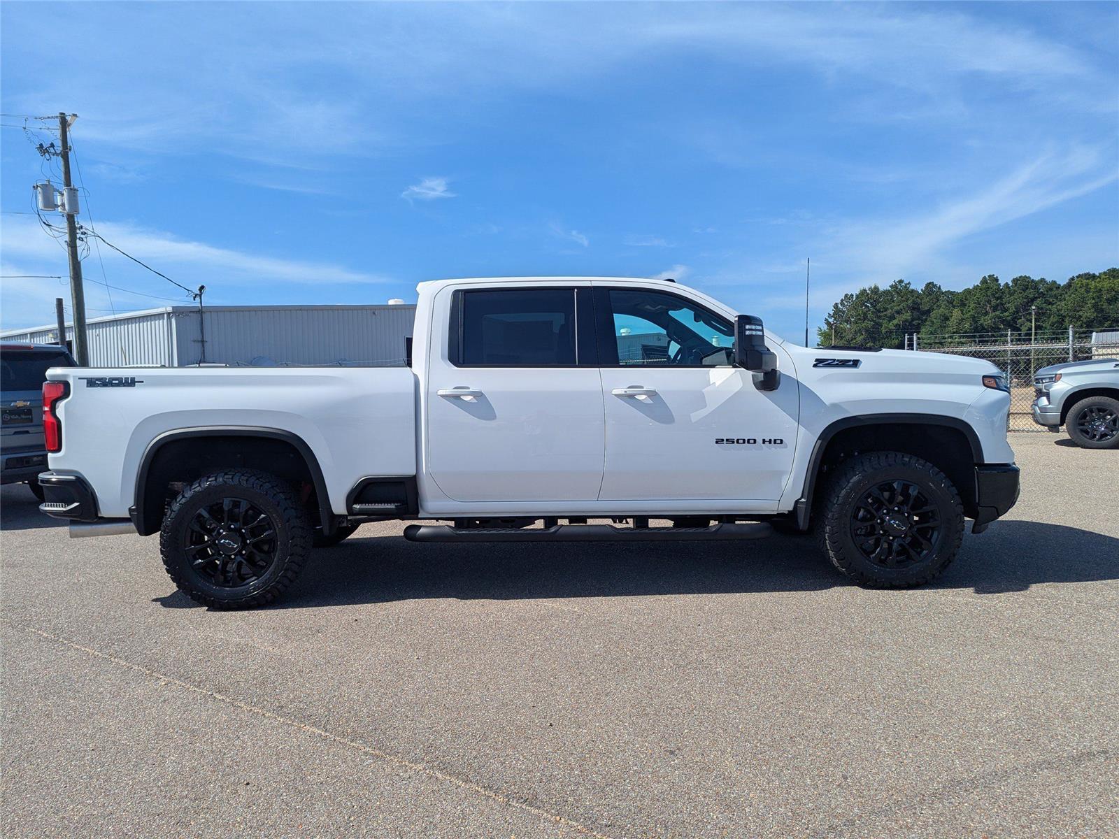 2025 Chevrolet Silverado 2500HD LTZ photo 2