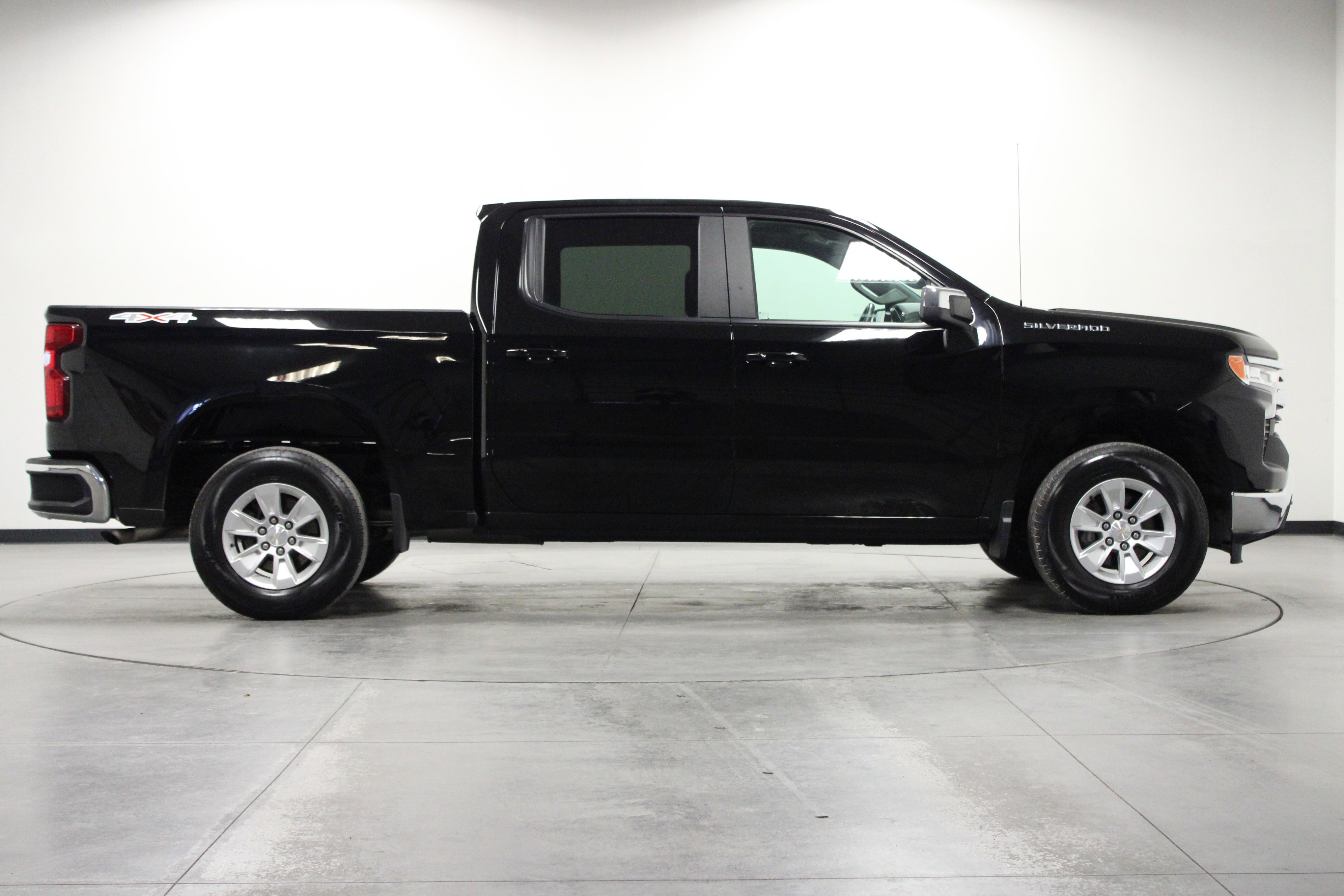2024 Chevrolet Silverado 1500 LT photo 2