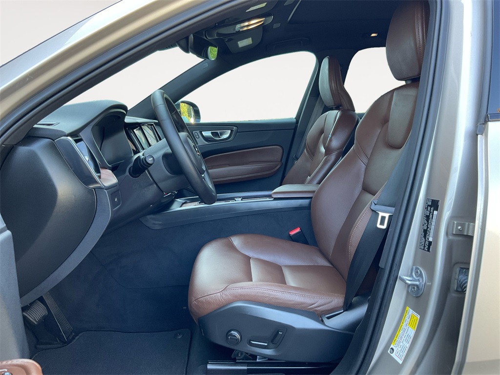 2024 Volvo XC60 B5 Plus photo 9