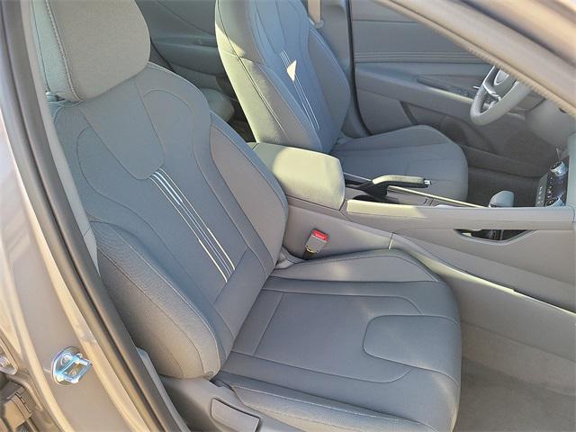 2025 Hyundai Elantra SEL Sport photo 18