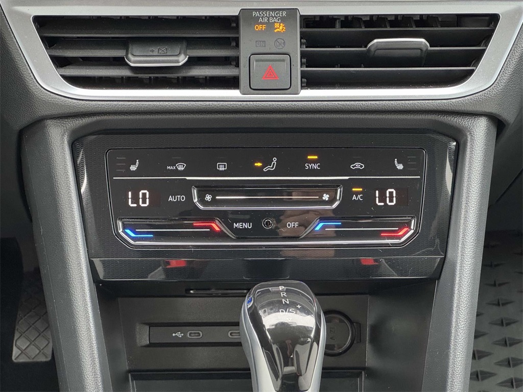 2025 Volkswagen Taos SE photo 16