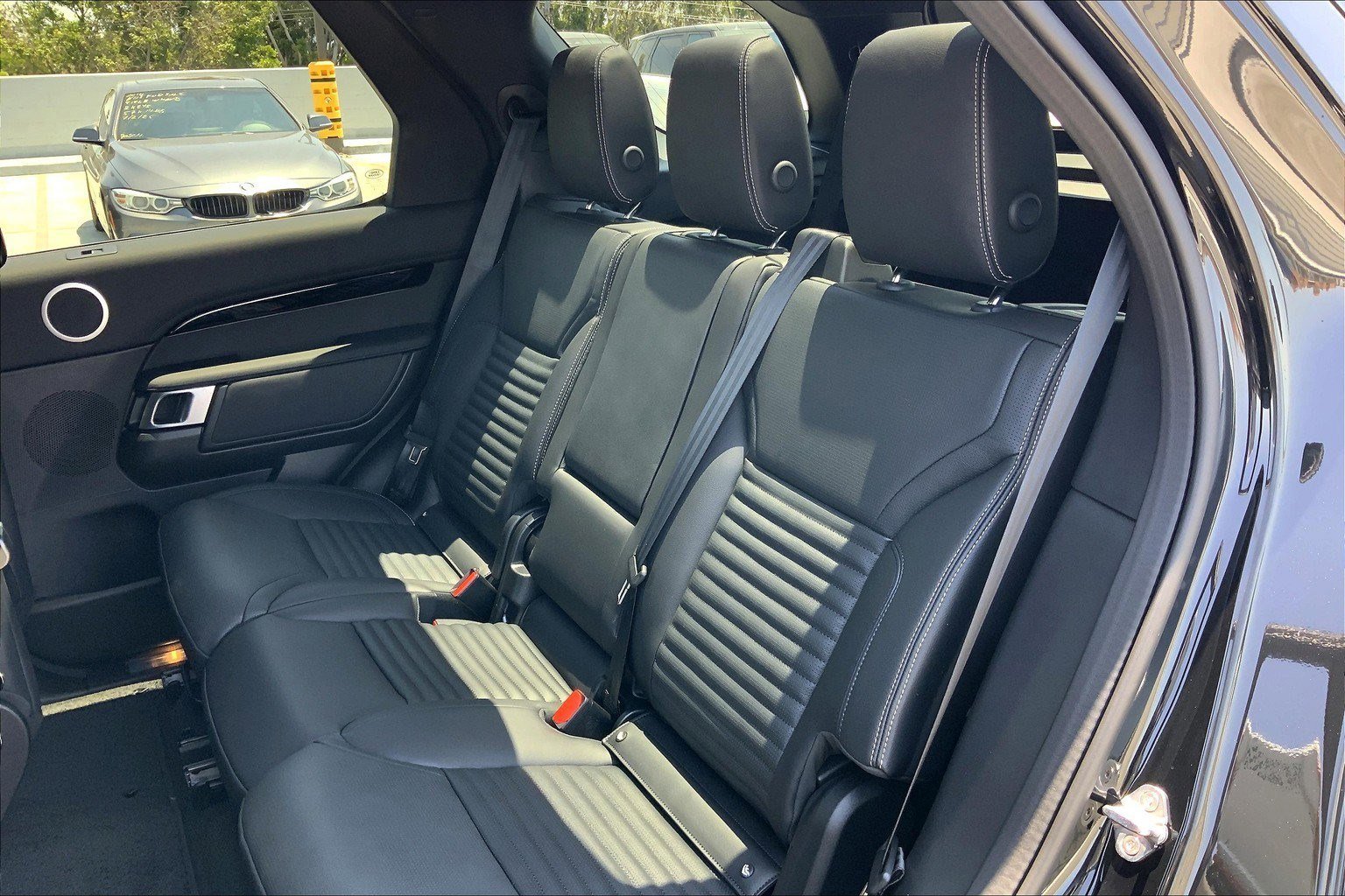 2025 Land Rover Discovery S photo 12