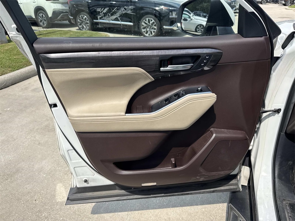 2021 Toyota Highlander Hybrid Limited photo 17