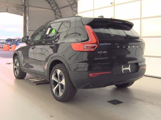 2025 Volvo XC40 Plus photo 2