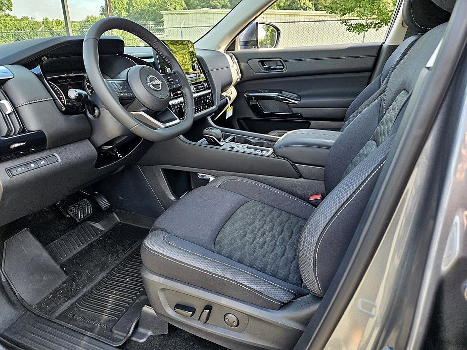 2025 Nissan Pathfinder SV photo 7