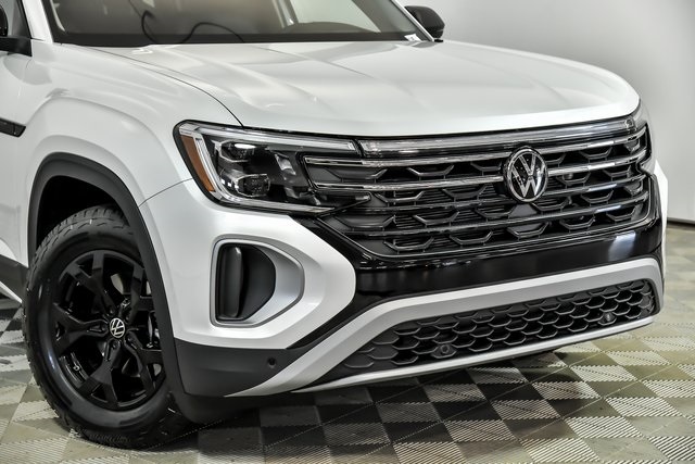 2025 Volkswagen Atlas Peak Edition SE photo 2