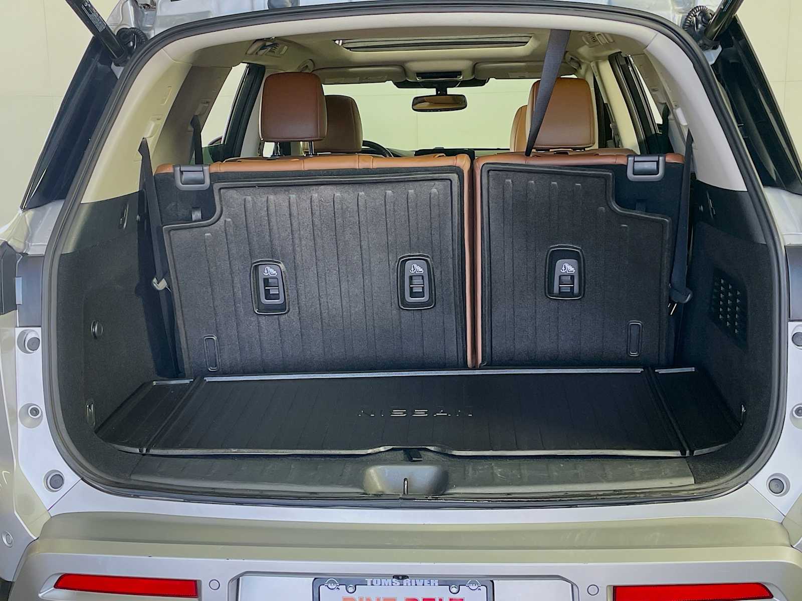 2022 Nissan Pathfinder Platinum photo 26
