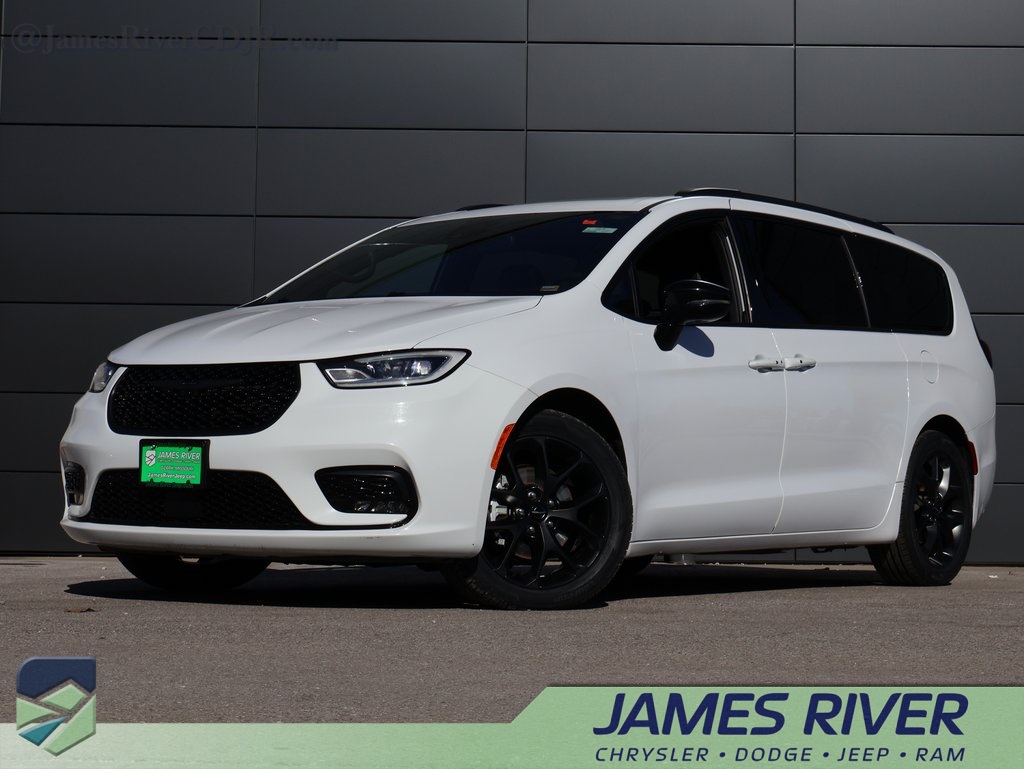 2025 Chrysler Pacifica Limited's photo