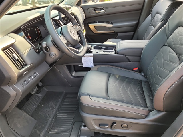2025 Nissan Pathfinder Platinum photo 11