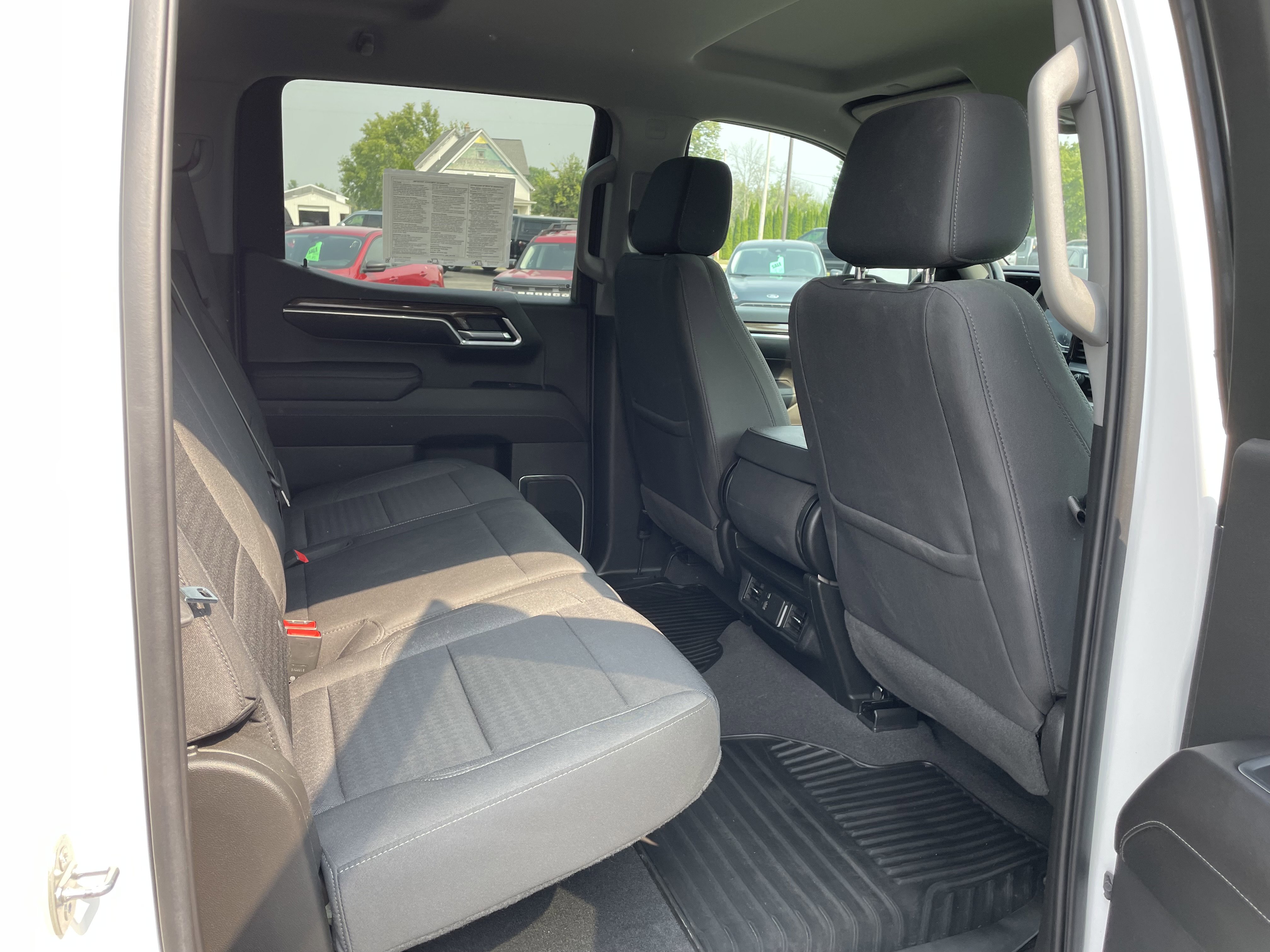 2022 Chevrolet Silverado 1500 LT photo 2