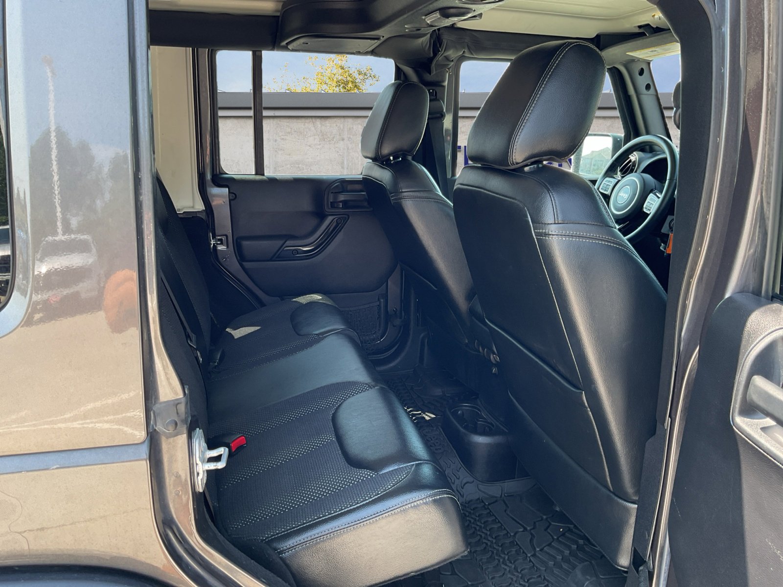 2016 Jeep Wrangler Unlimited Sahara photo 5