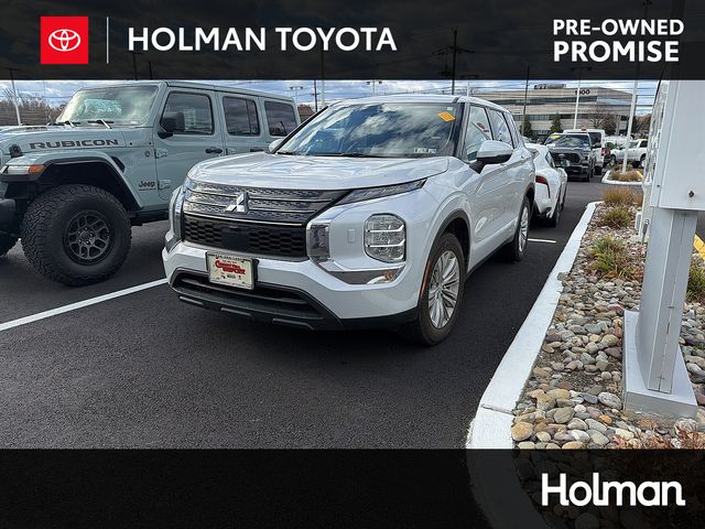 2024 Mitsubishi Outlander ES's photo