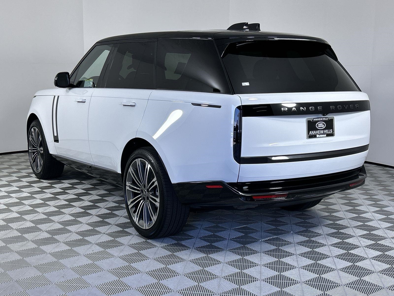 2025 Land Rover Range Rover SE photo 3