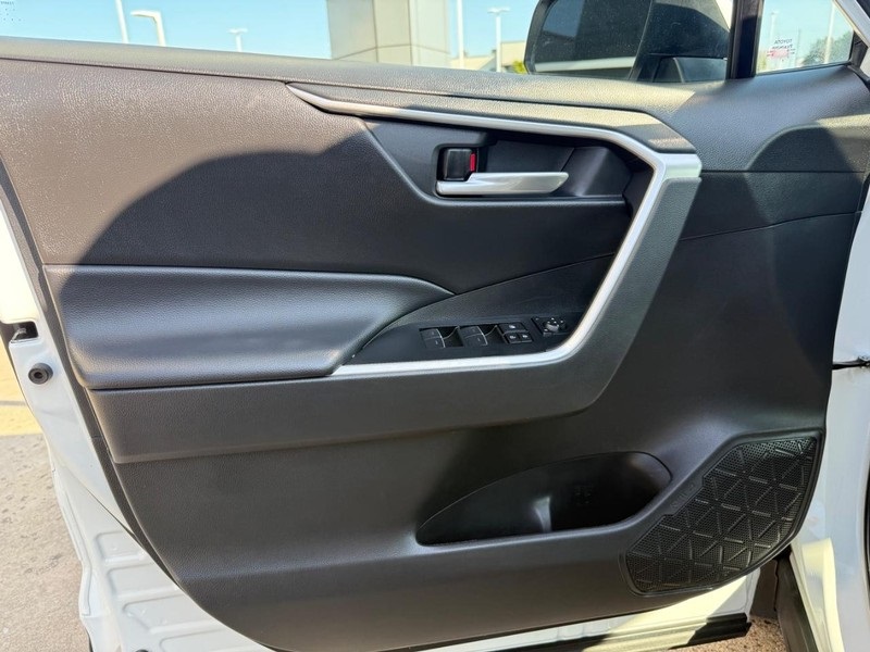 2023 Toyota RAV4 XLE photo 17