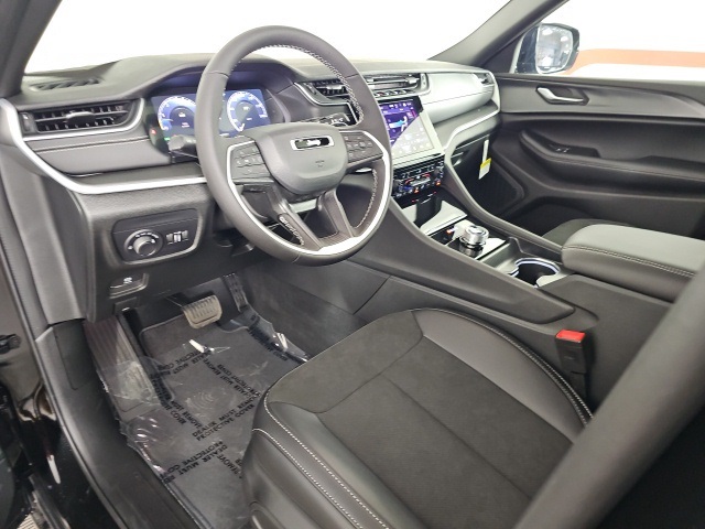 2025 Jeep Grand Cherokee Laredo Altitude photo 7
