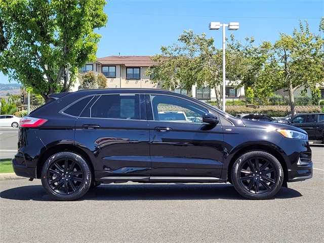 2022 Ford Edge ST photo 2