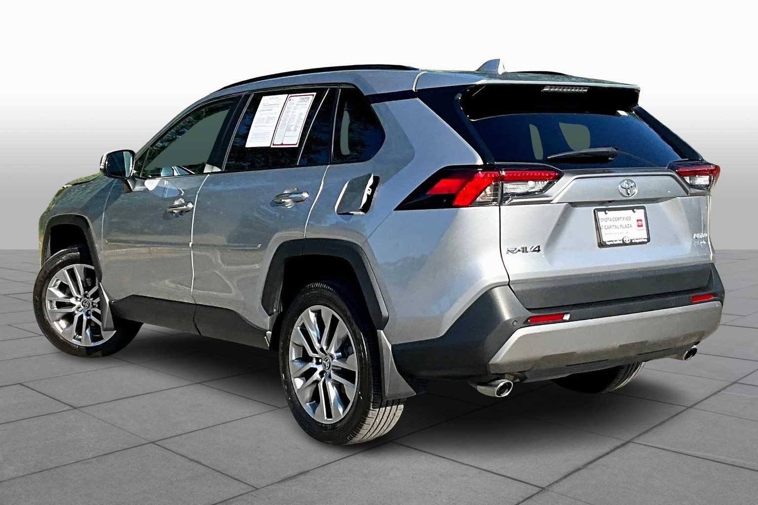 2022 Toyota RAV4 Limited photo 10