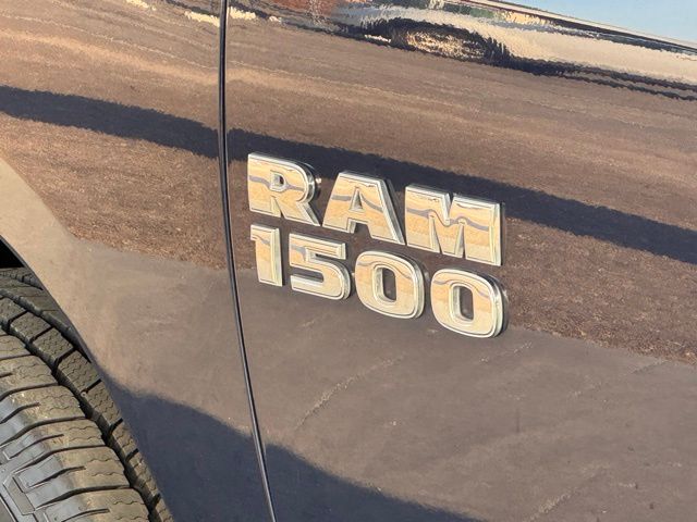 2017 Ram 1500 SLT photo 4