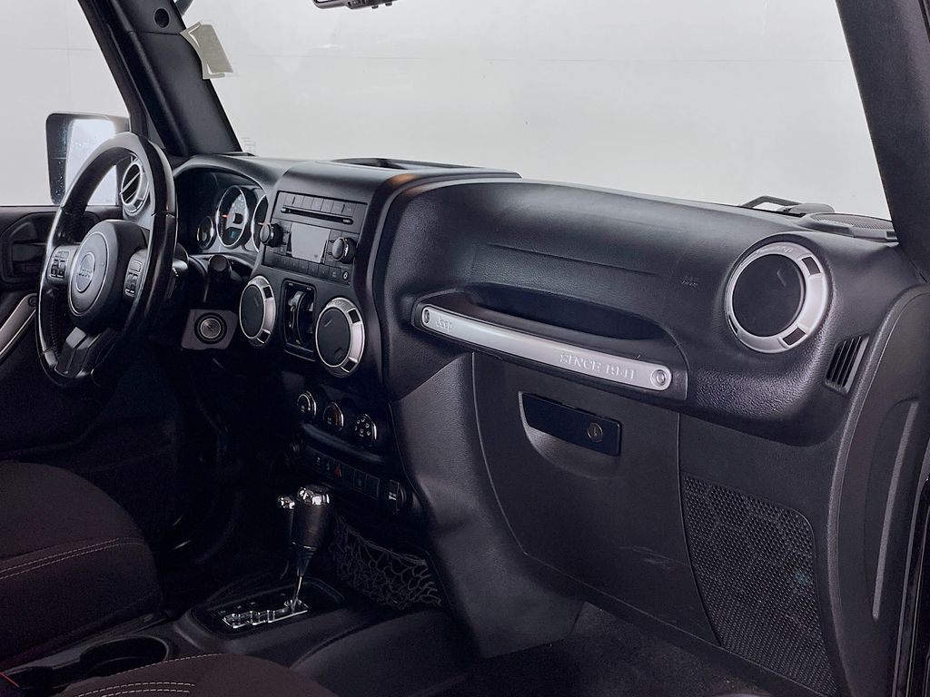2015 Jeep Wrangler Unlimited Sahara photo 24