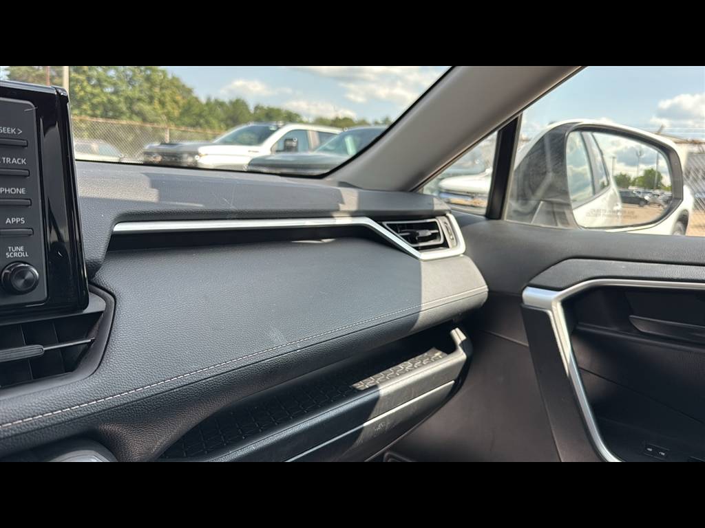 2022 Toyota RAV4 LE photo 6