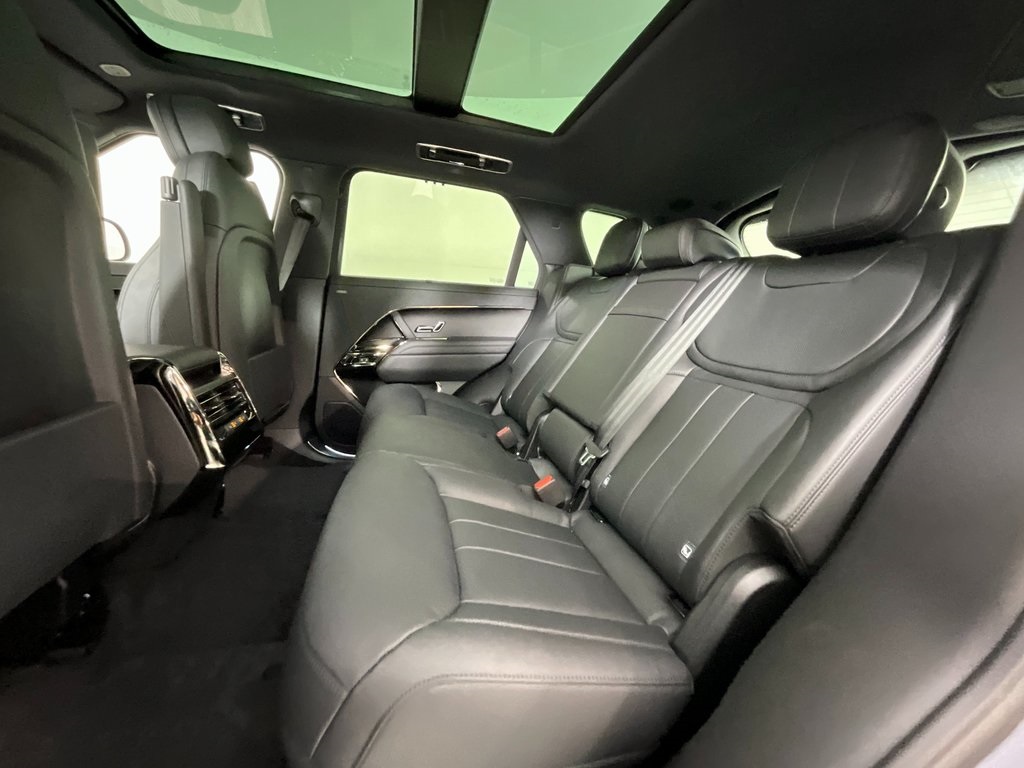 2025 Land Rover Range Rover Sport SE photo 4