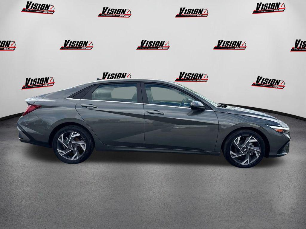 2025 Hyundai Elantra Limited photo 4