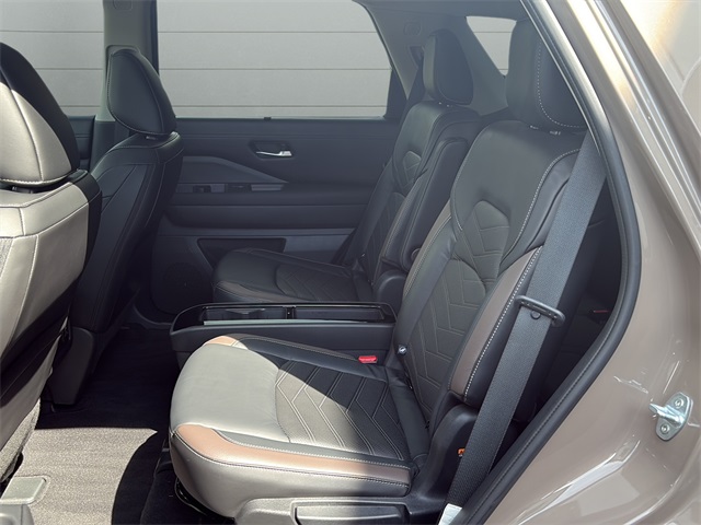 2023 Nissan Pathfinder Platinum photo 16