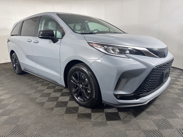 2024 Toyota Sienna XSE's photo