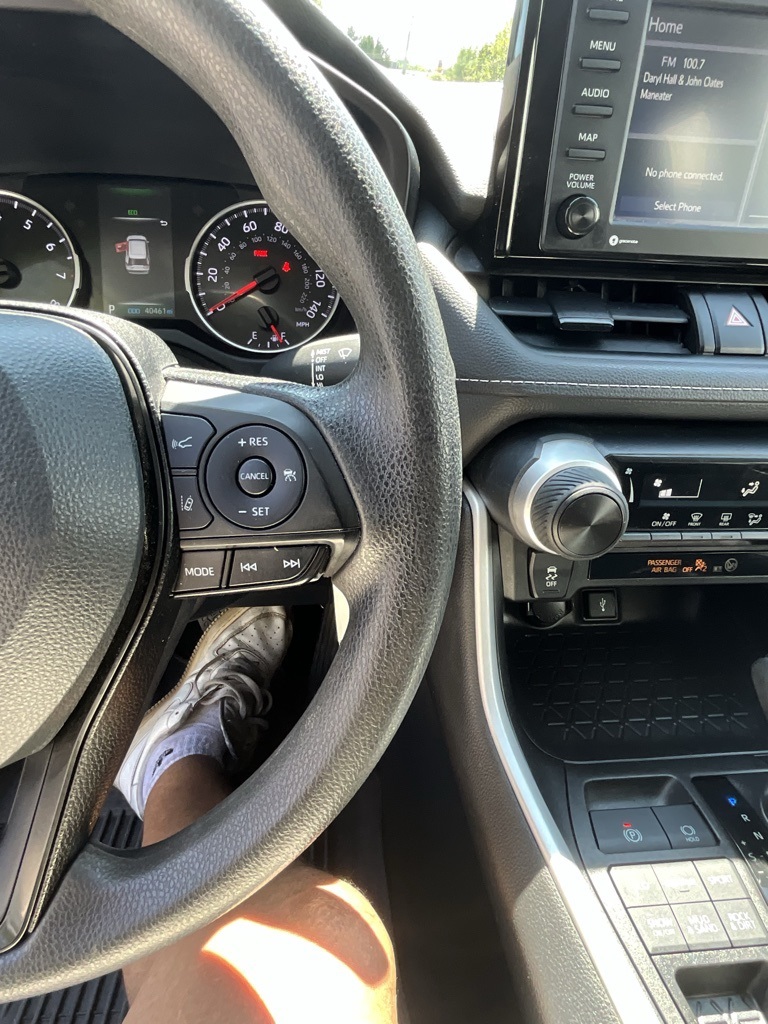 2022 Toyota RAV4 LE photo 11