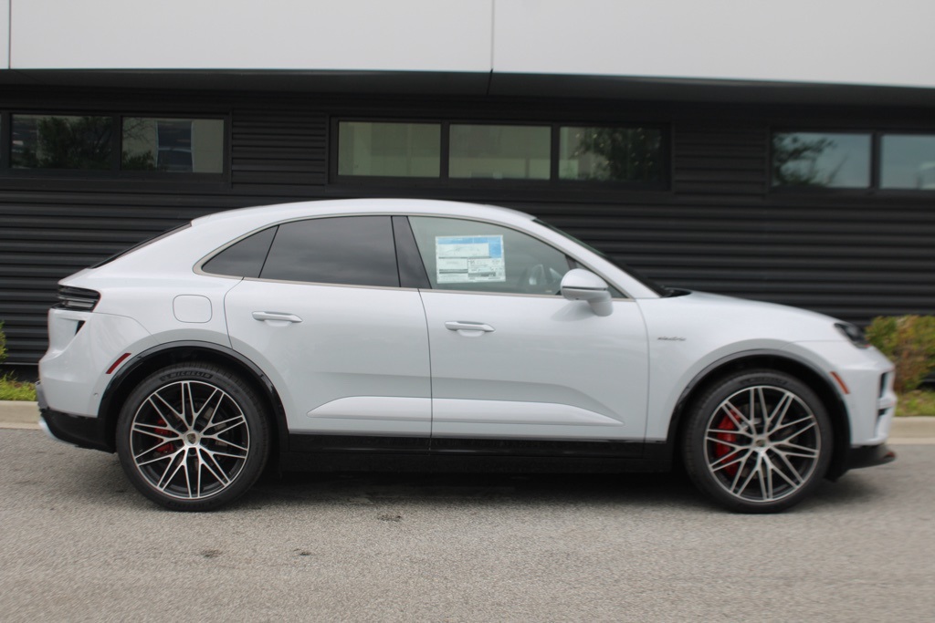 2025 Porsche Macan Electric Turbo photo 8