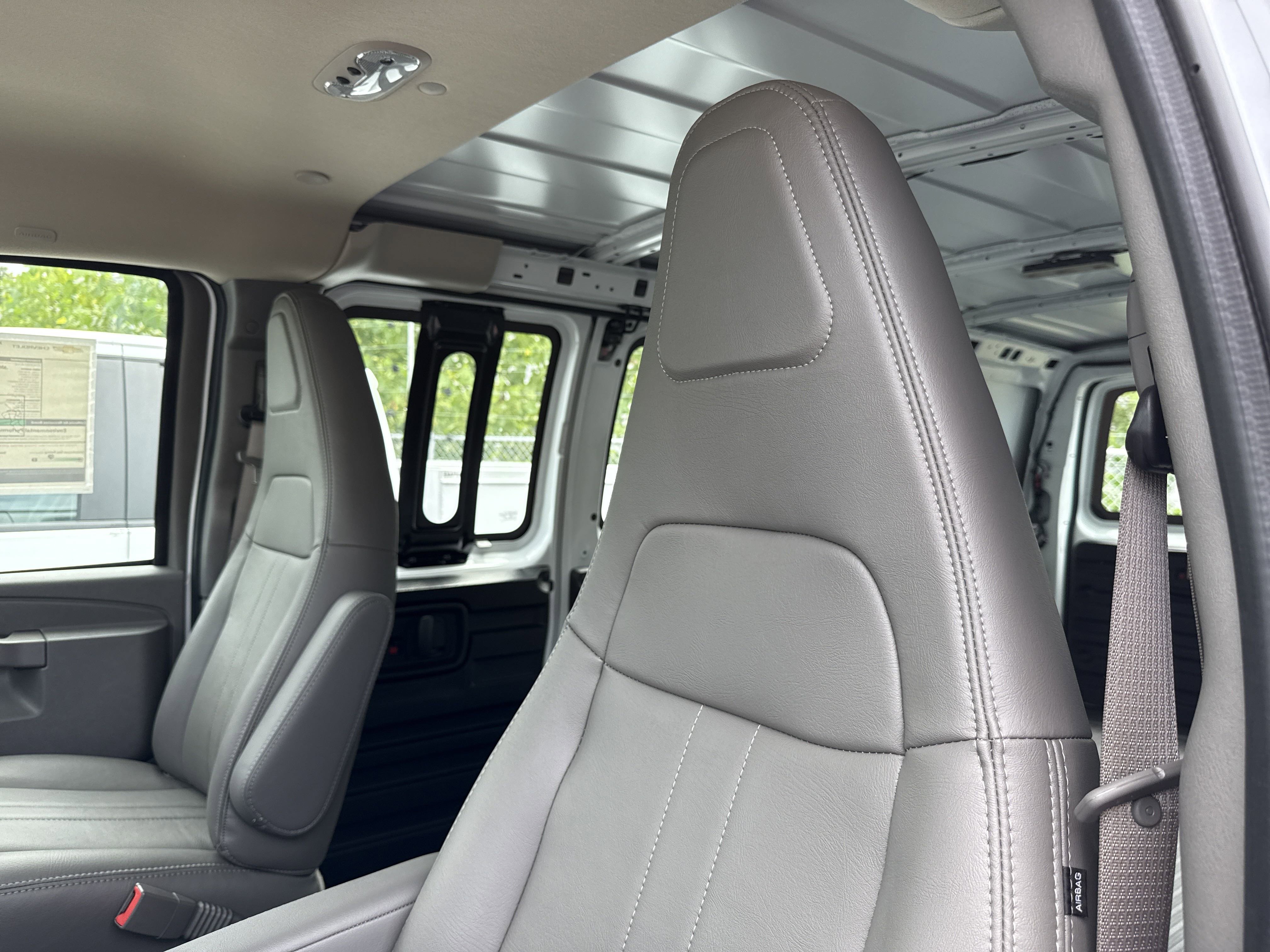 2025 Chevrolet Express Cargo 3500 photo 4