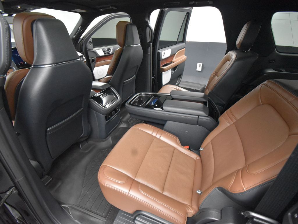 2024 Lincoln Navigator Reserve Luxury Monochromatic photo 30