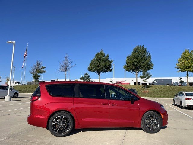 2026 Chrysler Pacifica Select's photo