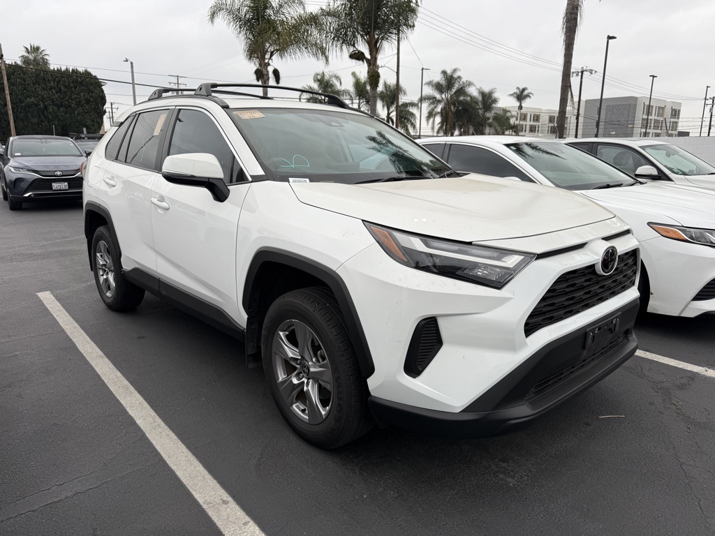 2025 Toyota RAV4 XLE's photo